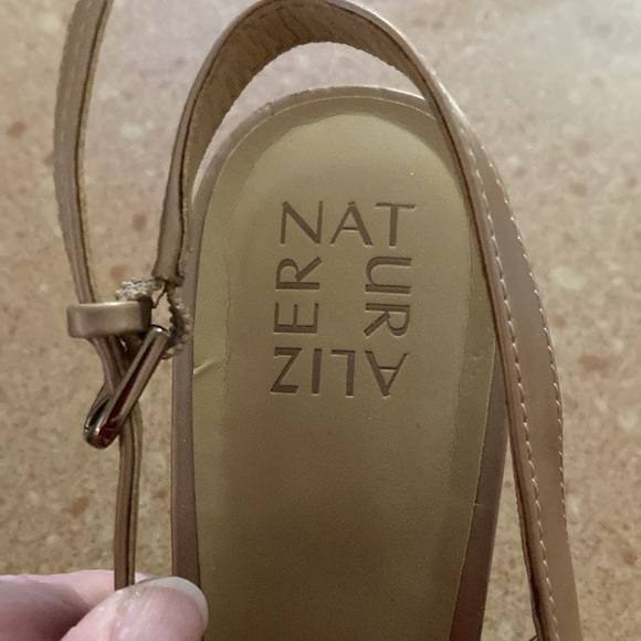“NATURALIZER “ Gold sling back heels. Perfect for office. Excellent condition. - Picture 5 of 13